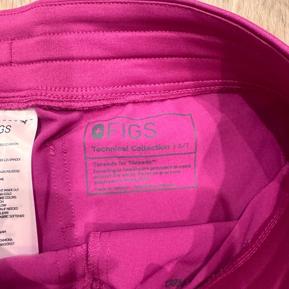 Magenta Figs Small Tall Scrub Joggers - Picture 3 of 3